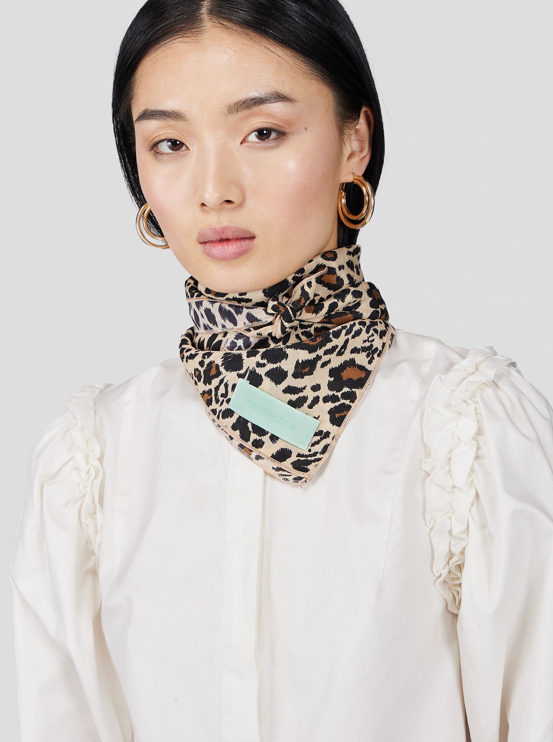 BANDANA IN SILKY LEOPARD PRINT