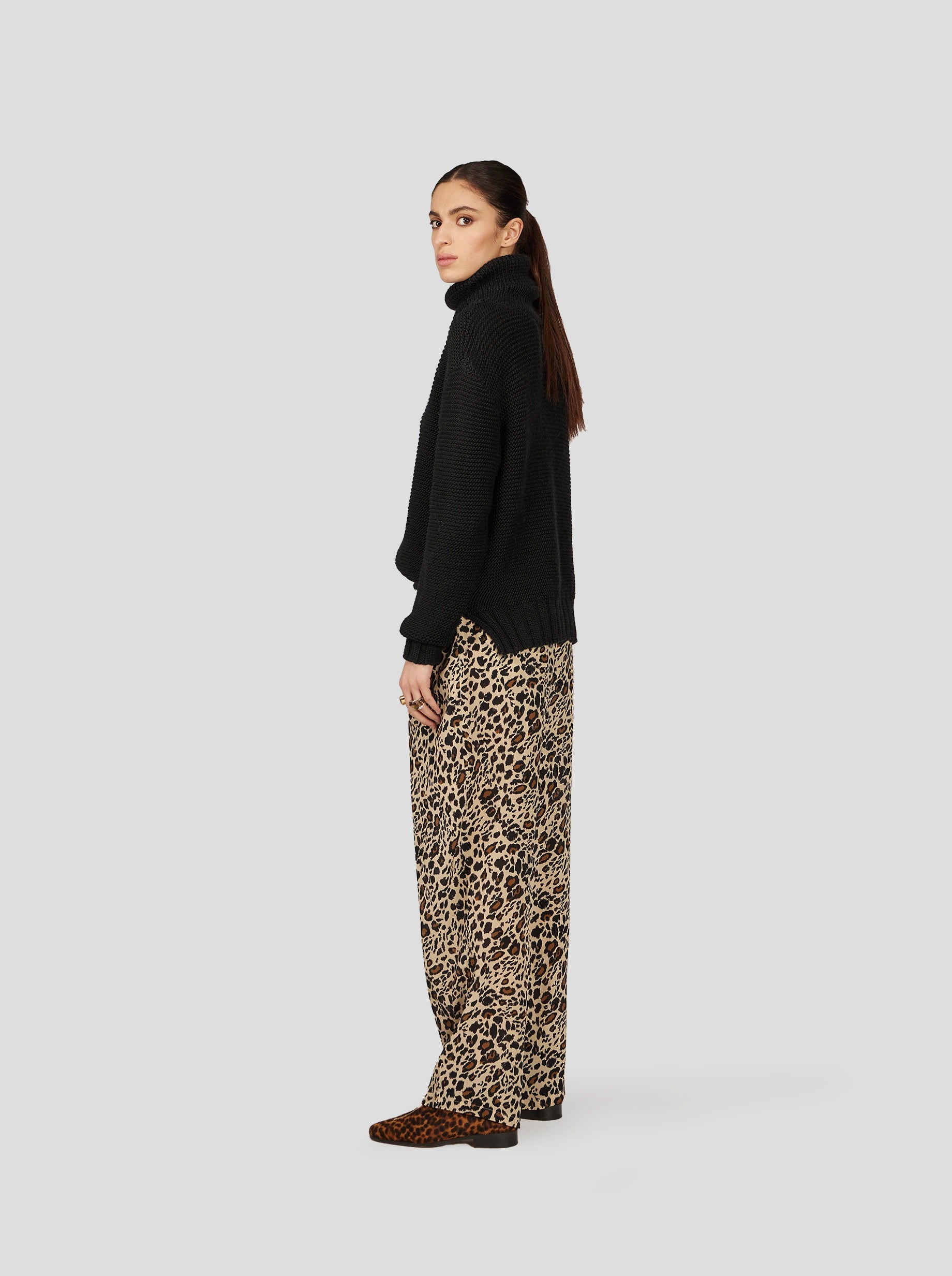 SAKIS PANTS IN SILKY LEOPARD PRINT