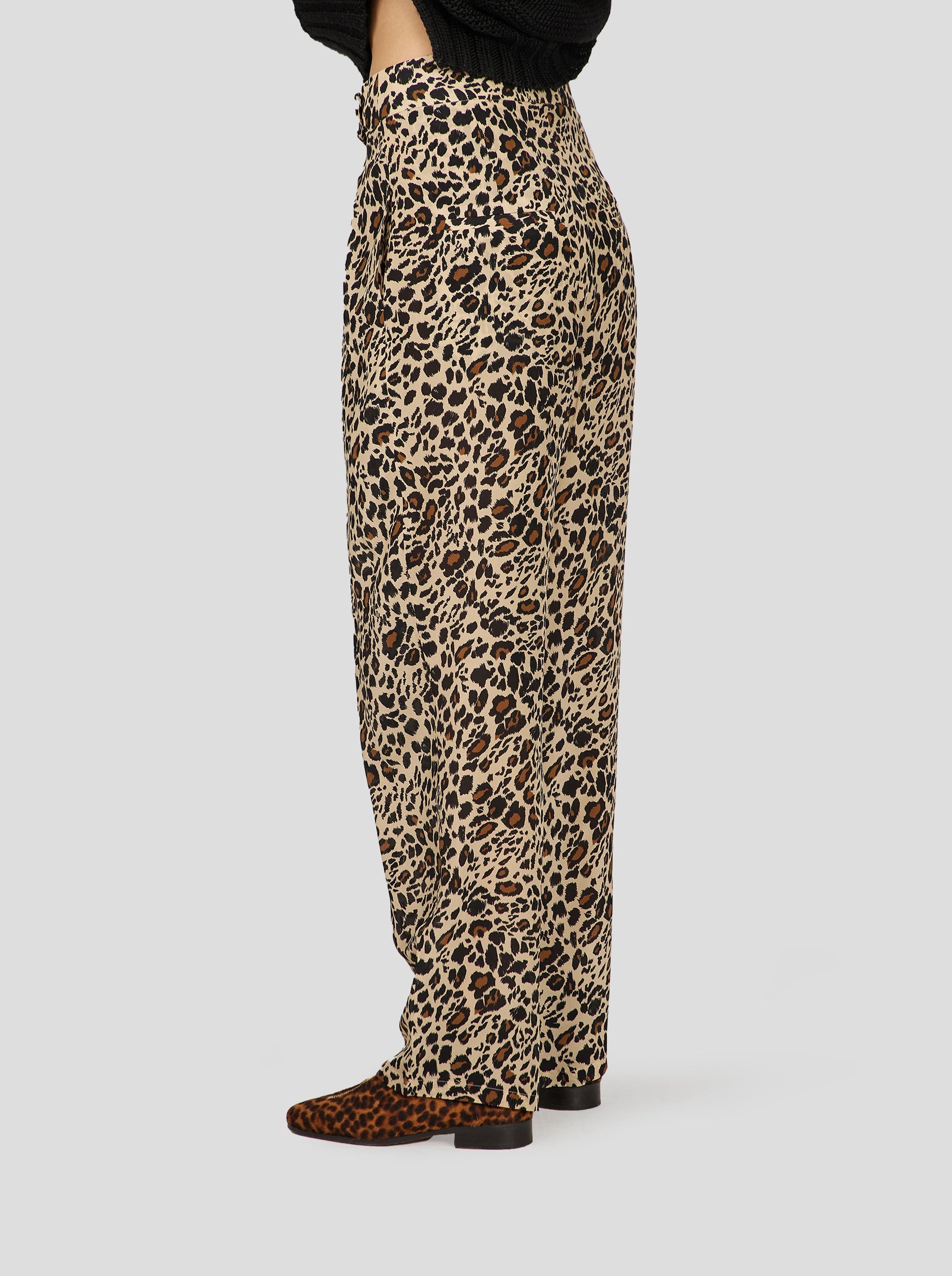 SAKIS PANTS IN SILKY LEOPARD PRINT