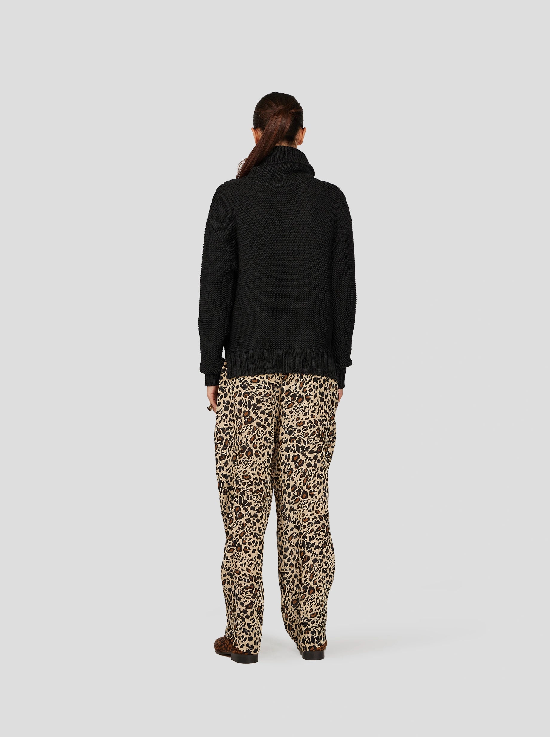 SAKIS PANTS IN SILKY LEOPARD PRINT