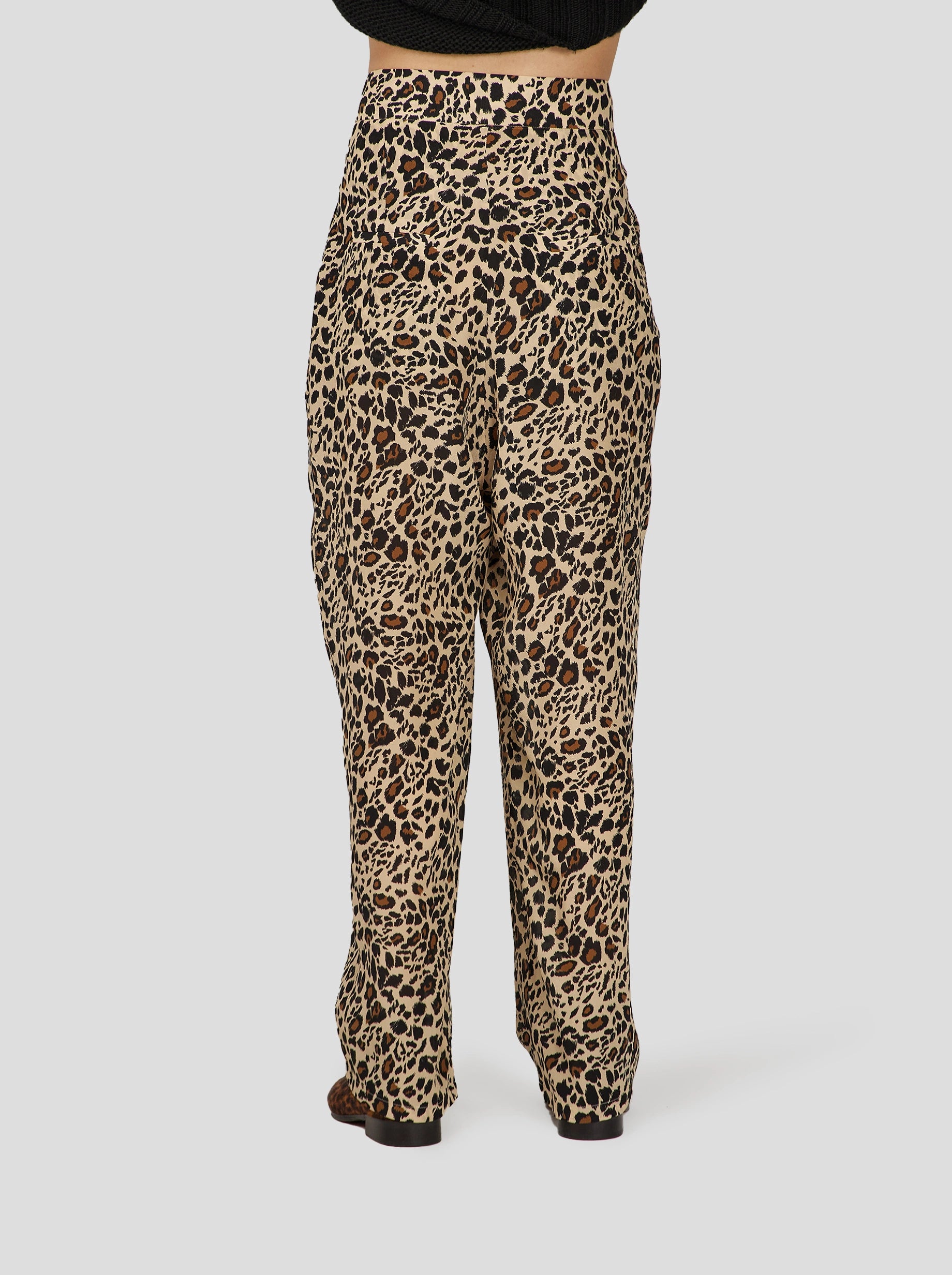 SAKIS PANTS IN SILKY LEOPARD PRINT