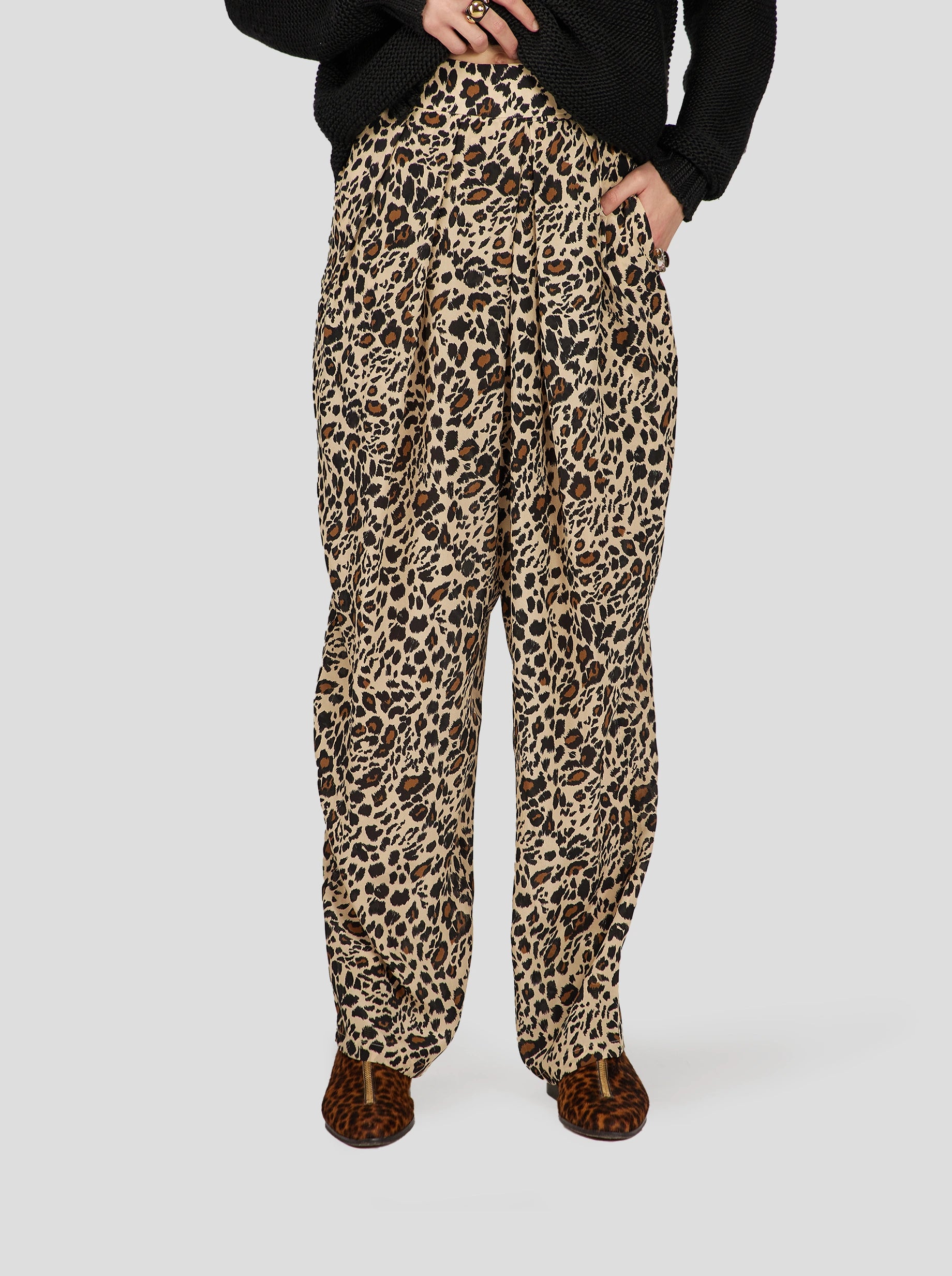 SAKIS PANTS IN SILKY LEOPARD PRINT