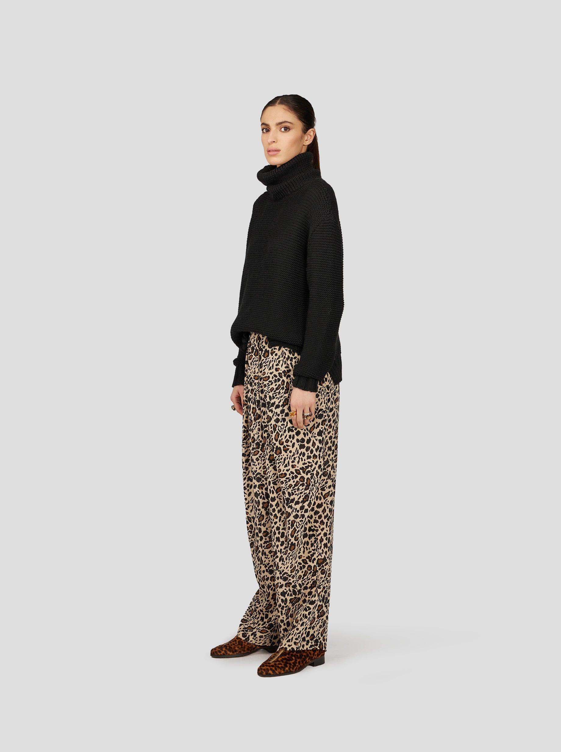 SAKIS PANTS IN SILKY LEOPARD PRINT