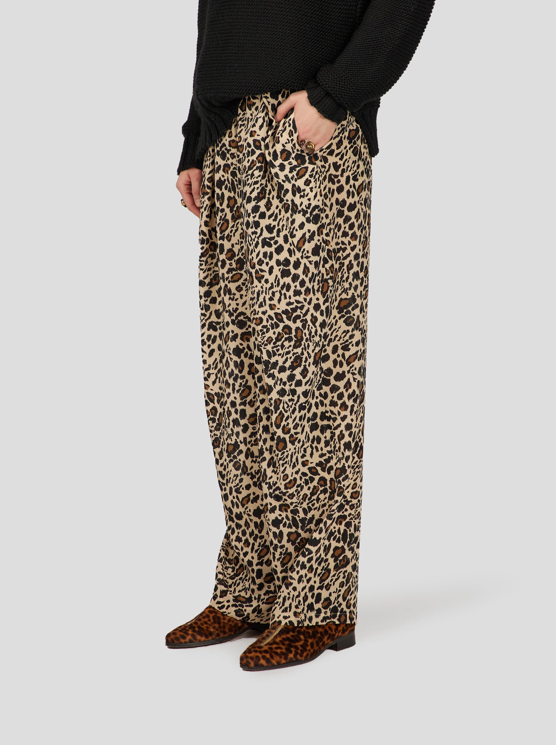 SAKIS PANTS IN SILKY LEOPARD PRINT