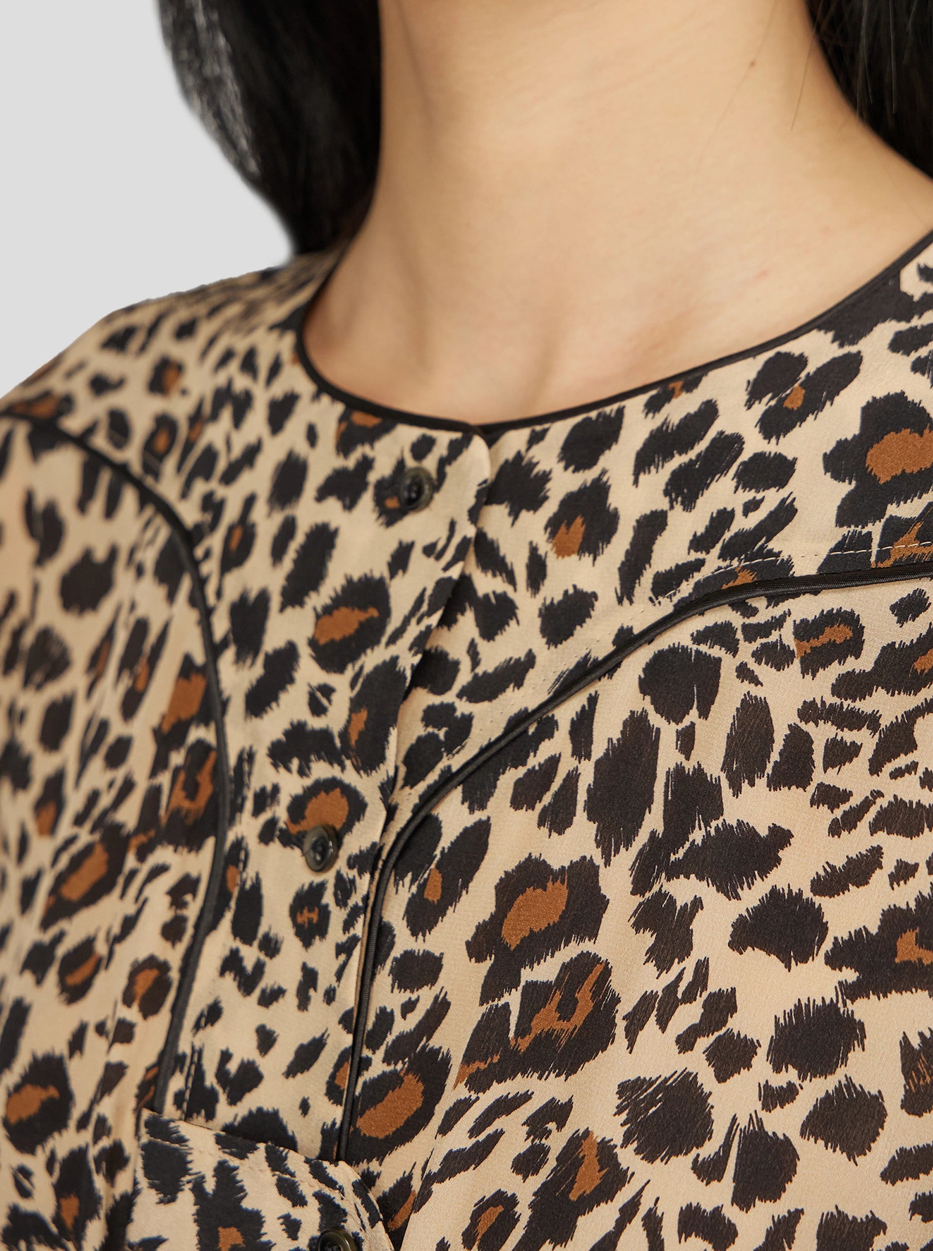 PILI DRESS IN SILKY LEOPARD PRINT