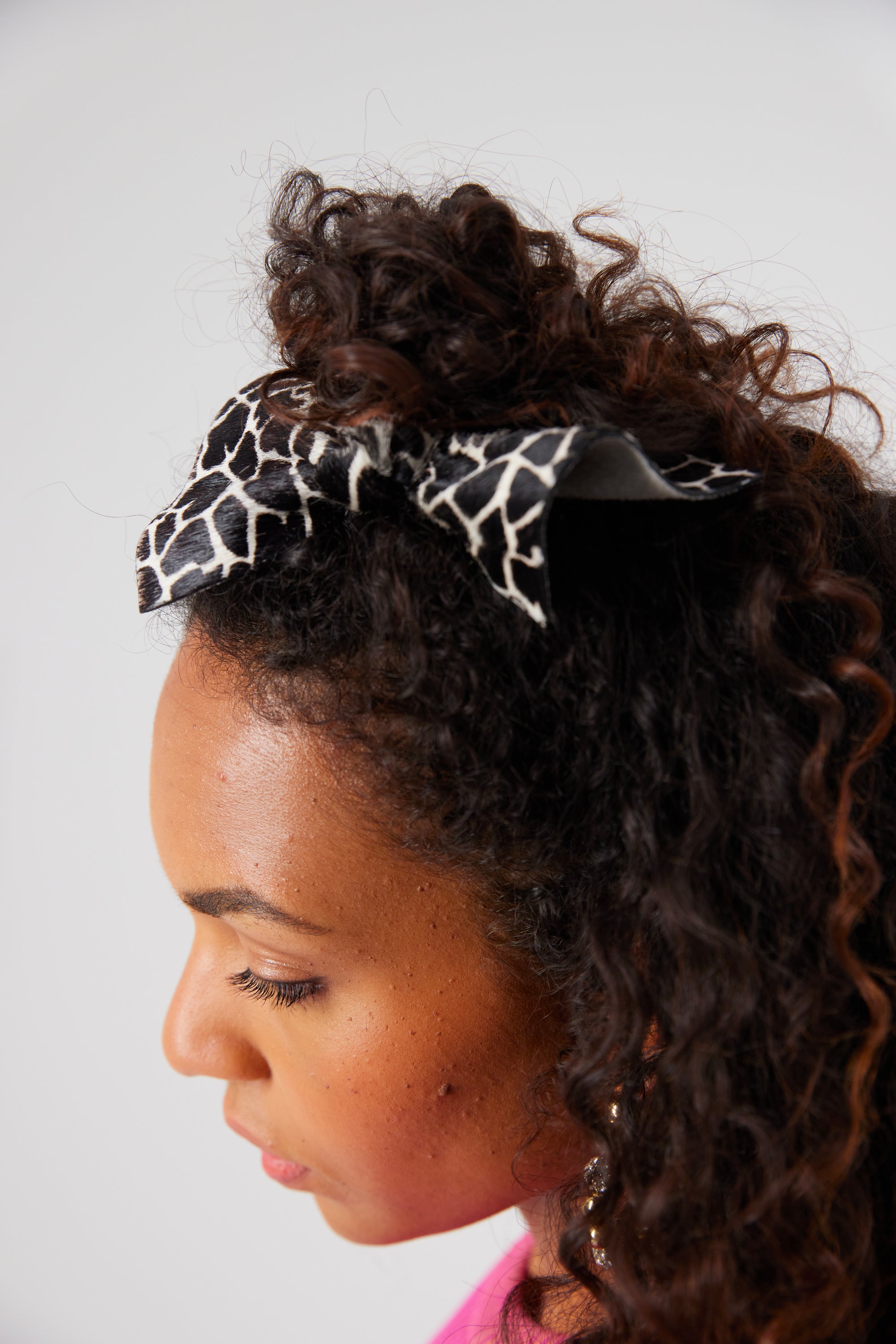Mini hair clip in white Giraffe printed leather